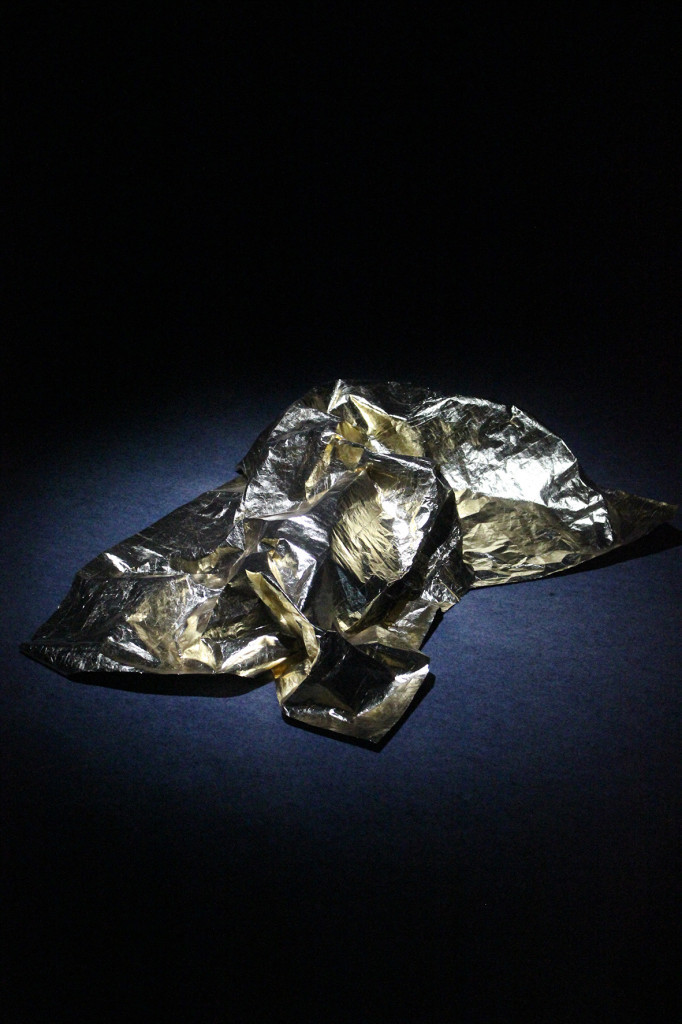 Golden blanket  2013 feuille d'or sur bâche plastique  dimensions variables 