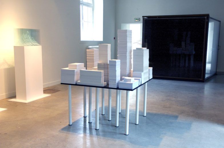 TABLE DE FRÉQUENCES - 2008 - sculpture blocs/colonnes de papier sur plateau