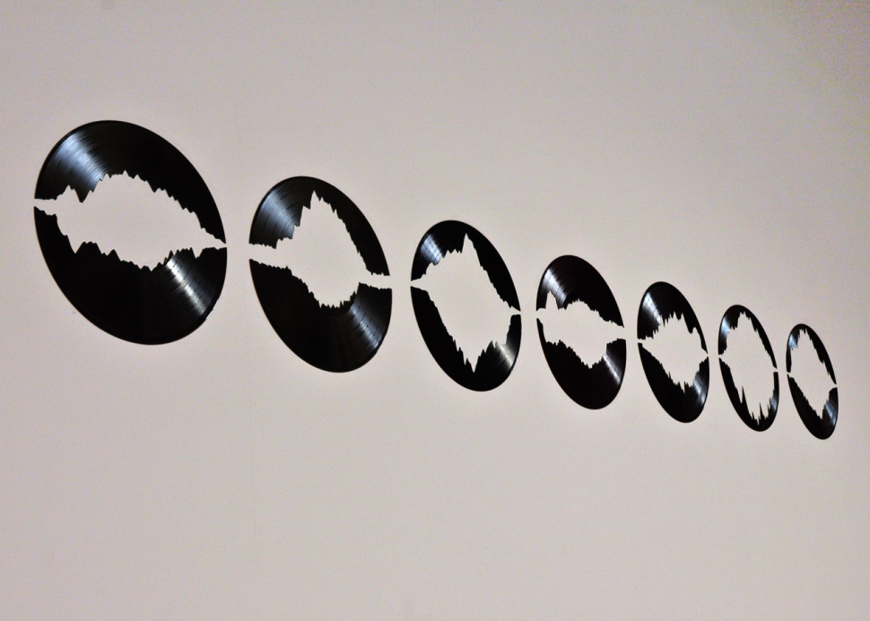 LES VOIX ENSEVELLIES - 2011 - disques 33t sculptés à partir des analyses spectrographiques du chant de la mésange.
