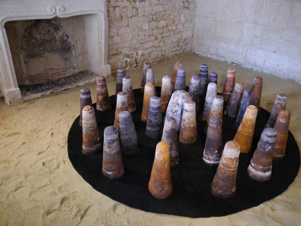 Makarka, 2013, vue de l'exposition "A table", 15ème parcours contemporain, Fontenay-le-Comte pains de sucre massé, colorant noir, moquette