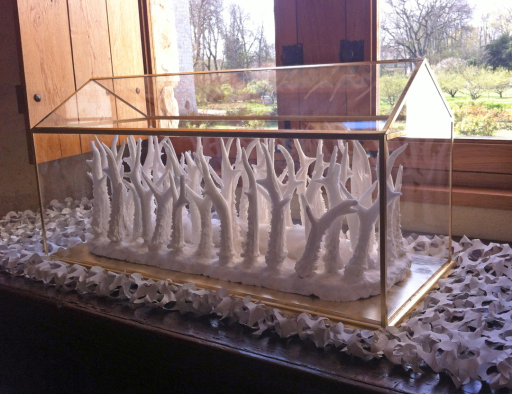 Châsse, 2014, vue de l'exposition "Le secret", château du Rivau PMMA, aluminium et bois doré à la feuille, sucre