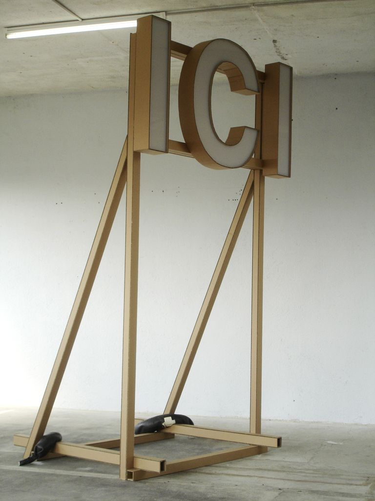ICI, 2007 Carton, plexiglas diffusant 250 x 120 x 50 cm 