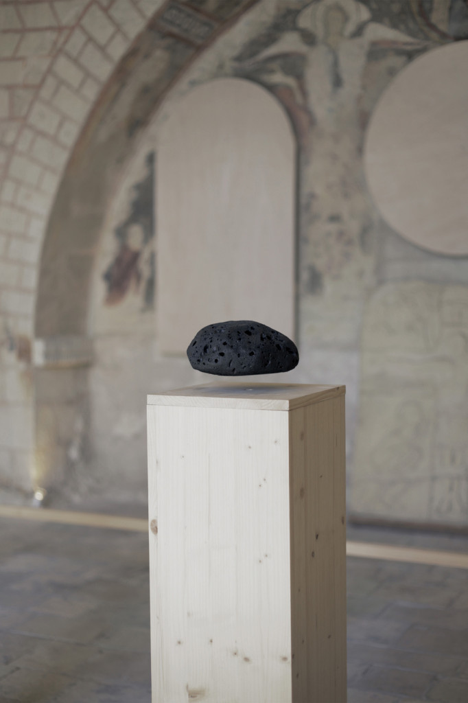 Hanging stones 2014 mousse polyuréthane, bois, électroaimants  28 x 28 x 125 cm chaque Collégiale Saint Mexme, Chinon