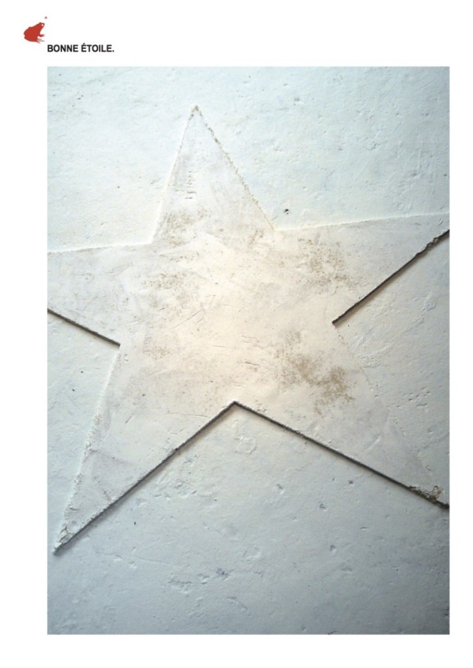 Bonne étoile, dessin au pochoir, sucre en poudre, eau pulvérisée, nids de fourmis. Les fourmis dessinent progressivement les contours de l'étoile, Galerie TS1 Beijing / Dashanzi, 2012