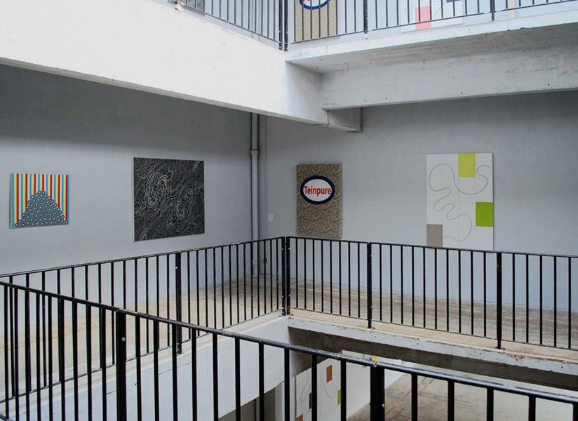 la peinture est presque abstraite, Centre d'Art Contemporain Le transpalette, 2009,  (de g. à d. oeuvres de - Richard Kirwan - Claude Temin Vergez - Nicolas Royer ), acrylique sur toile, 140 x 96 cm, polyptyque