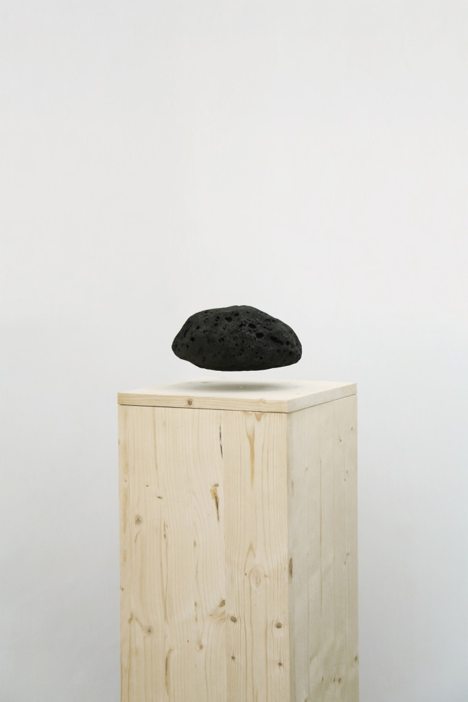 Hanging stone  2014 mousse polyuréthane, bois, électroaimant  28 x 28 x 125 cm