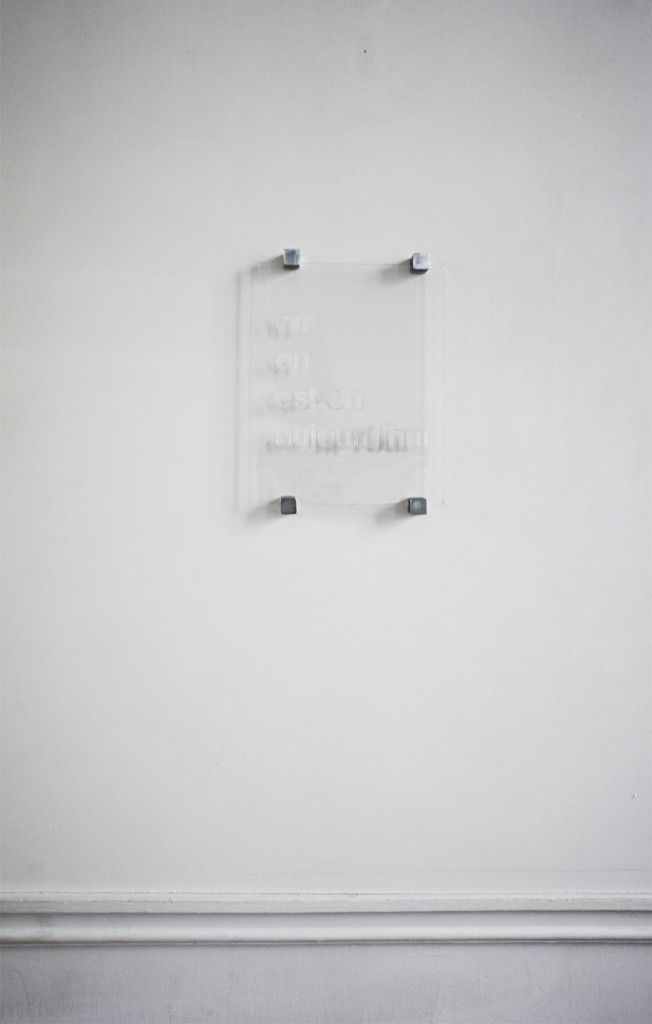 Tablette » 2011, verre découpé, plots en acier zingué, 24 x 18,5 x 1 cm