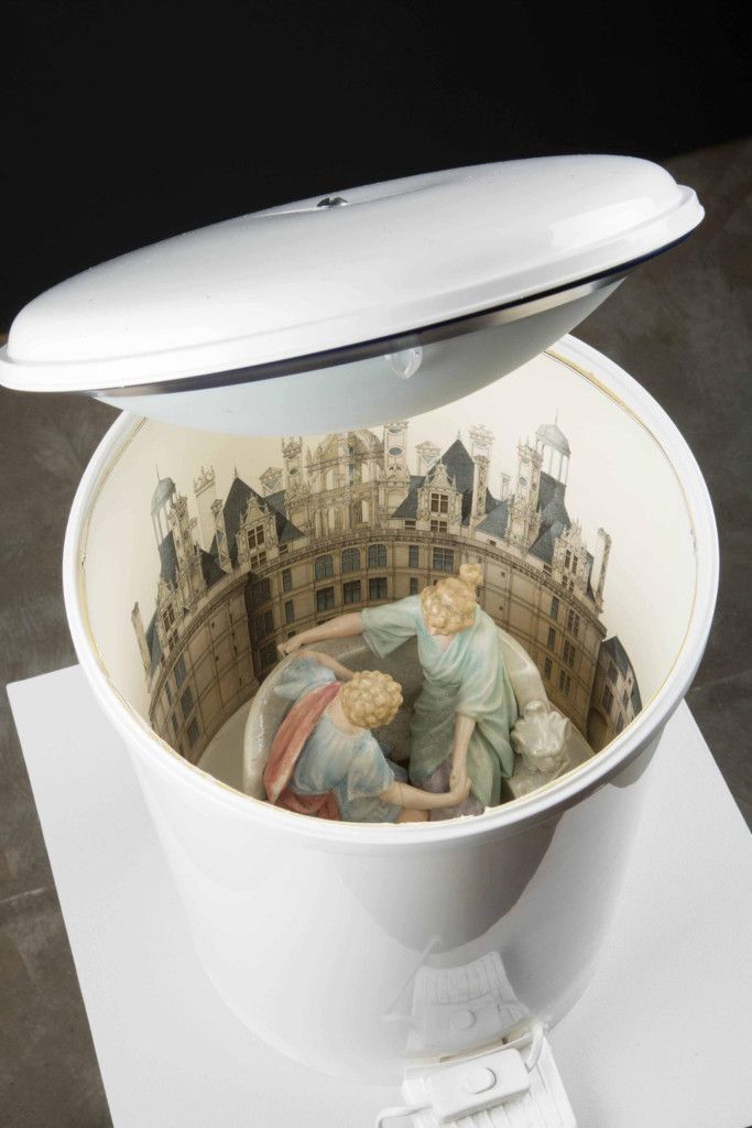 MUSE DEMODEE - couple en porcelaine et image du Château de Chambord dans une poubelle blanche